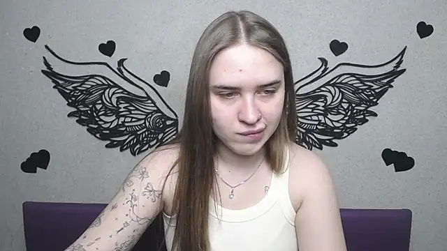 LauraHlot online show from May 6, 2026, 5:46 am