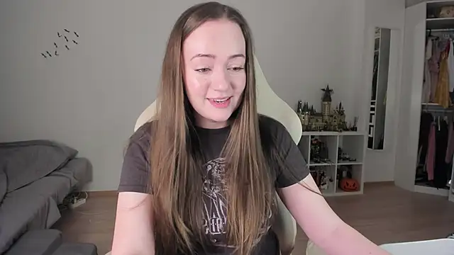 WalkingGirl online show from November 30, 2025, 4:44 pm