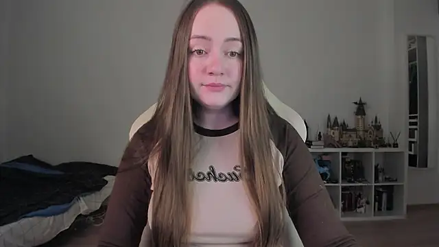 WalkingGirl online show from February 9, 2026, 9:30 pm