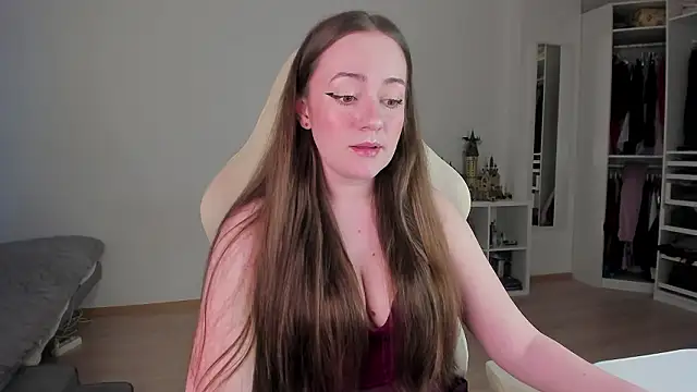 WalkingGirl online show from March 27, 2026, 4:18 pm