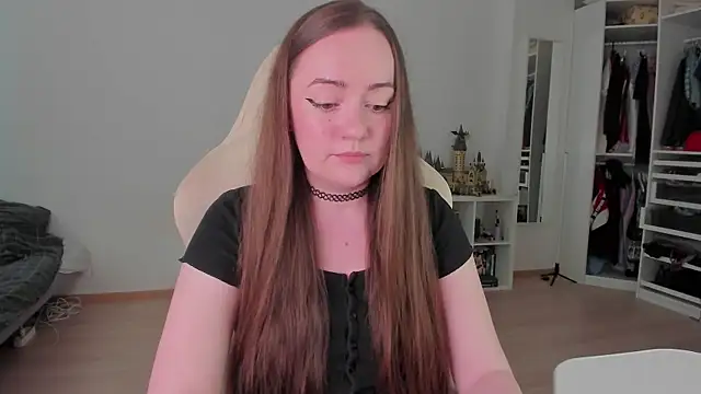 WalkingGirl online show from July 13, 2026, 10:18 am