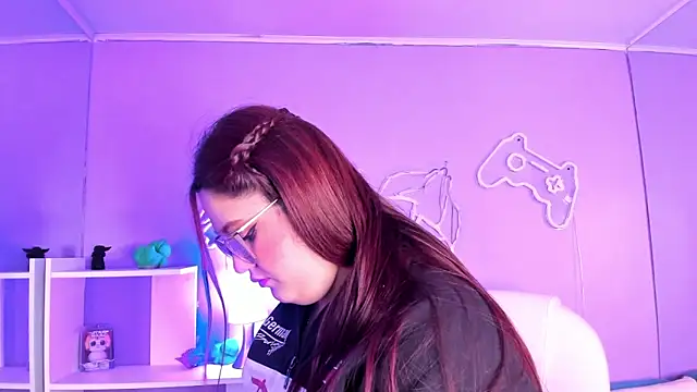 Camiila Osorio online show from November 20, 2025, 2:50 pm