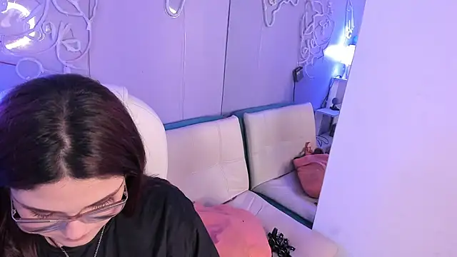 Camiila Osorio online show from December 1, 2025, 9:20 pm