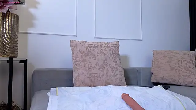 anellejones online show from December 18, 2025, 4:51 am