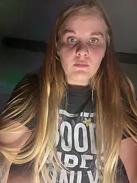 Snapshot of QueenBee2014 chatting on February 11, 2025, 2:25 am QueenBee2014 online show from February 11, 2025, 2:25 am