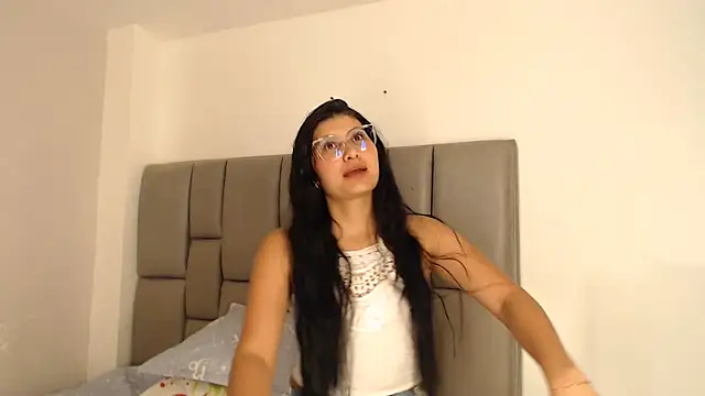 Snapshot of cloehonney chatting on April 1, 2026, 10:51 pm cloehonney online show from April 1, 2026, 10:51 pm