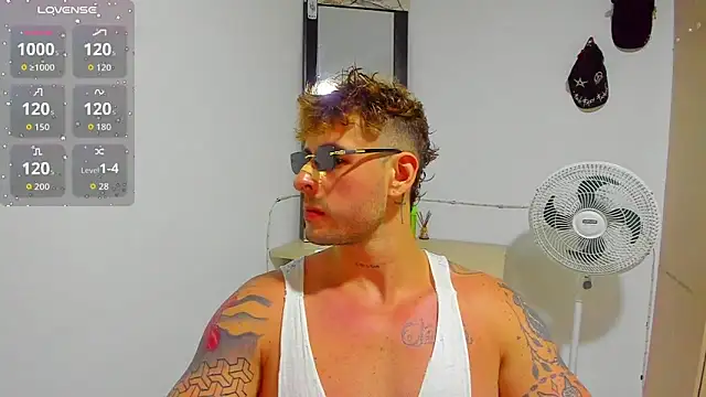 Snapshot of Ares_blue chatting on October 8, 2025, 1:25 am Ares blue online show from October 8, 2025, 1:25 am