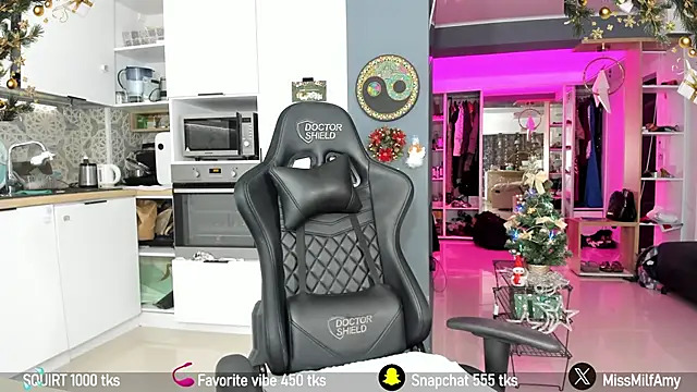 AmySuperHeroes online show from December 16, 2024, 12:16 pm