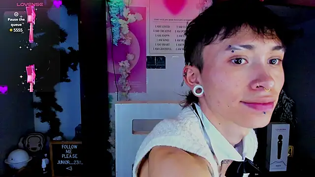 juniior 2311  online show from February 19, 2025, 10:31 pm