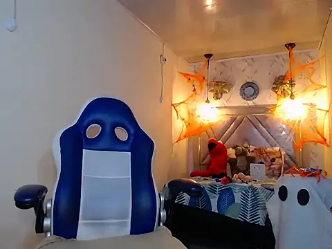 Snapshot of alexa-cooper- chatting on October 18, 2025, 2:40 pm alexa-cooper- online show from October 18, 2025, 2:40 pm