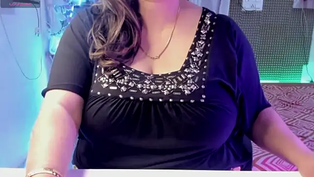 Snapshot of Gulabi_Queen chatting on February 5, 2025, 12:27 pm Gulabi Queen online show from February 5, 2025, 12:27 pm