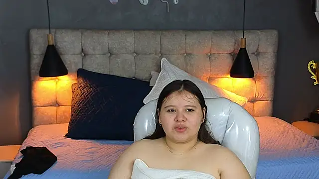 Snapshot of Laia_and_Aloby chatting on September 18, 2025, 10:23 pm Laia and Aloby online show from September 18, 2025, 10:23 pm