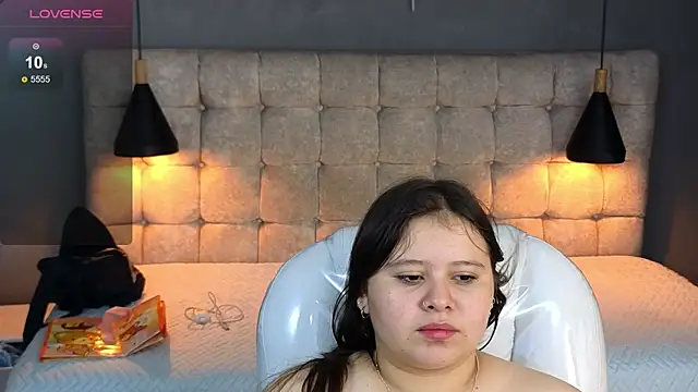 Snapshot of Laia_and_Aloby chatting on October 7, 2025, 10:07 pm Laia and Aloby online show from October 7, 2025, 10:07 pm