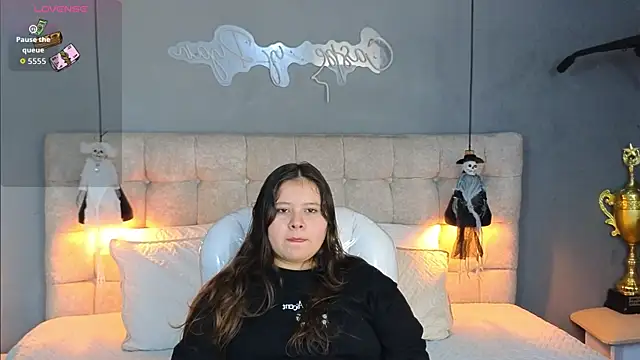 Snapshot of Laia_and_Aloby chatting on October 9, 2025, 10:19 pm Laia and Aloby online show from October 9, 2025, 10:19 pm