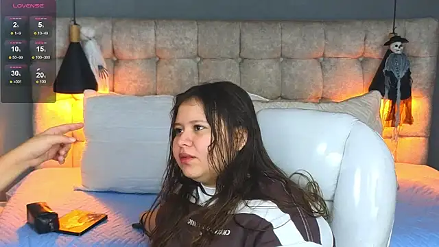 Snapshot of Laia_and_Aloby chatting on October 11, 2025, 10:19 pm Laia and Aloby online show from October 11, 2025, 10:19 pm