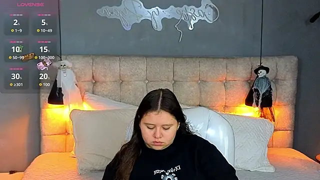 Snapshot of Laia_and_Aloby chatting on October 13, 2025, 10:32 pm Laia and Aloby online show from October 13, 2025, 10:32 pm