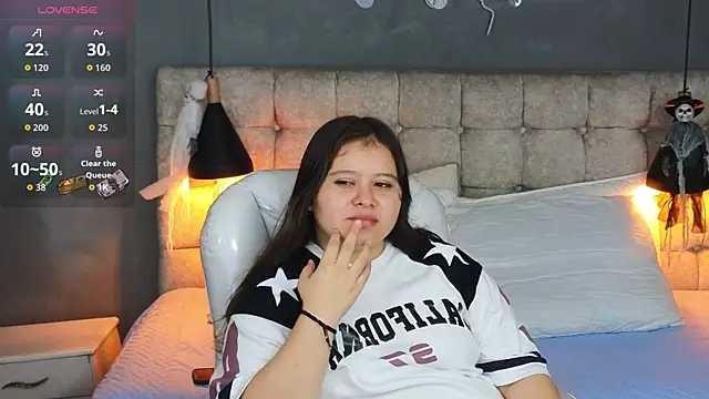 Snapshot of Laia_and_Aloby chatting on October 14, 2025, 10:21 pm Laia and Aloby online show from October 14, 2025, 10:21 pm