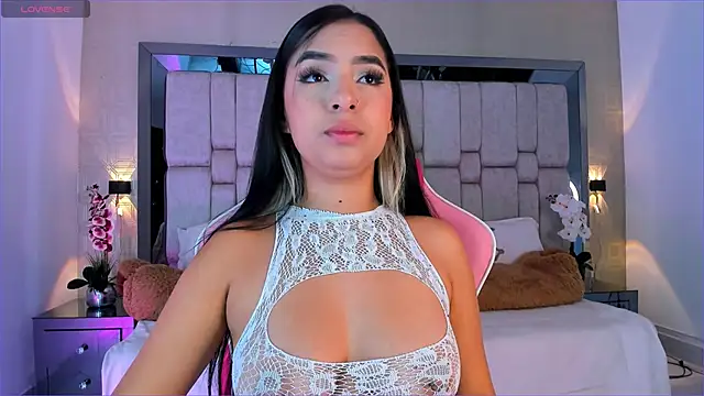  SofiaCortez  online show from January 3, 2025, 1:14 pm