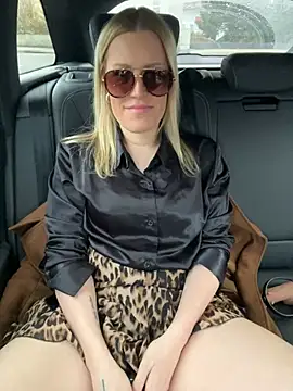 Snapshot of Sissy-Bee chatting on December 26, 2024, 2:27 pm Sissy-Bee online show from December 26, 2024, 2:27 pm