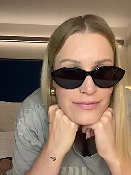 Snapshot of Sissy-Bee chatting on February 12, 2025, 5:26 pm Sissy-Bee online show from February 12, 2025, 5:26 pm