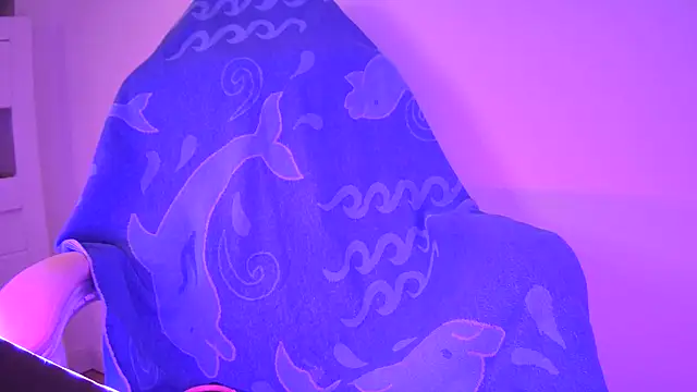 Sissy-Bee online show from April 28, 2026, 6:13 pm