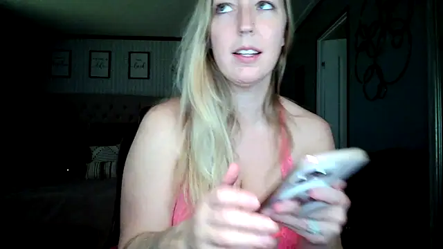 Snapshot of lucyallen4201 chatting on December 4, 2024, 6:28 pm lucyallen4201 online show from December 4, 2024, 6:28 pm