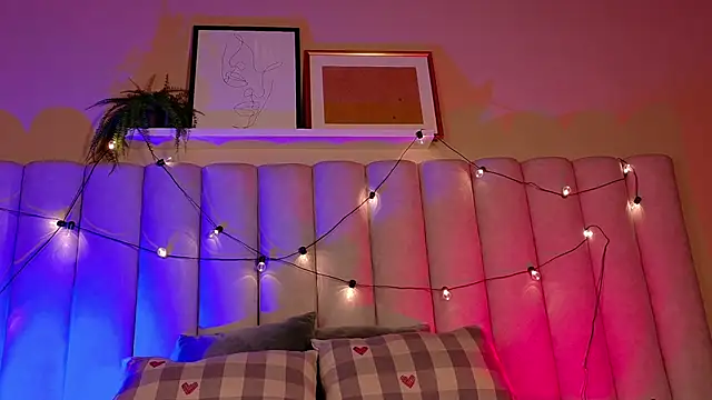 ParisFox  online show from February 3, 2026, 8:47 pm