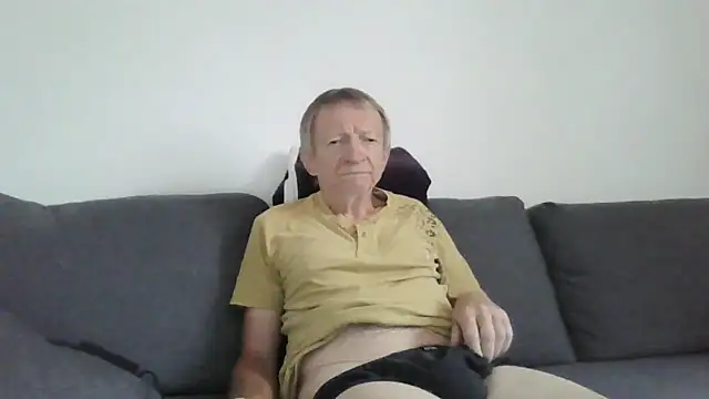 naturiste974 online show from May 6, 2026, 8:52 am