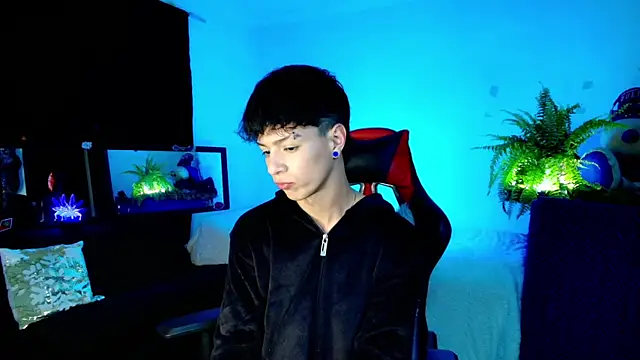 twink sebas  online show from October 7, 2025, 5:04 am