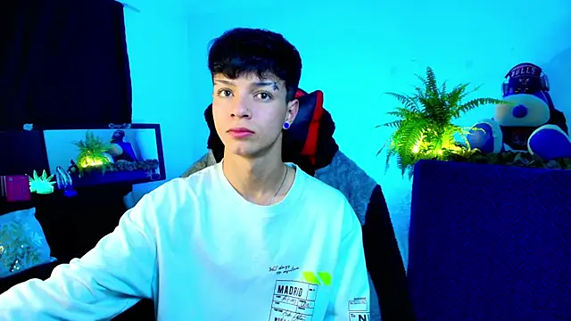 twink sebas  online show from October 8, 2025, 4:43 am