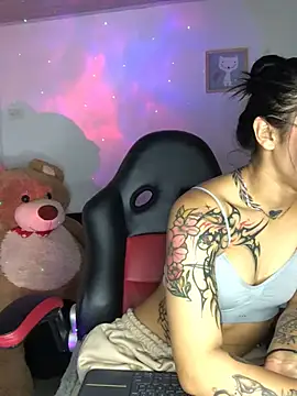 Snapshot of emily_22x chatting on January 7, 2025, 11:35 pm emily 22x online show from January 7, 2025, 11:35 pm