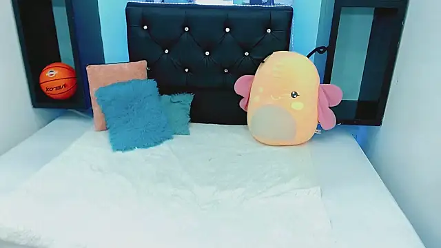 antonela xxx online show from October 31, 2025, 7:04 pm