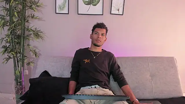 Snapshot of miaa_lux chatting on February 6, 2025, 6:56 pm miaa lux online show from February 6, 2025, 6:56 pm