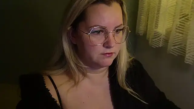 queenpeachi online show from December 9, 2024, 5:52 pm