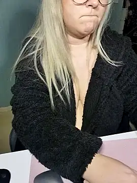 queenpeachi online show from January 21, 2025, 3:43 pm