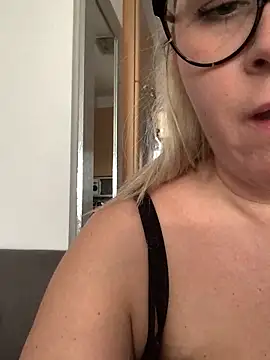 queenpeachi online show from January 28, 2025, 1:59 pm