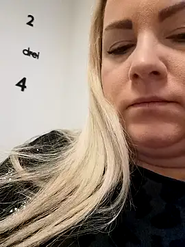 queenpeachi online show from February 17, 2025, 5:14 am