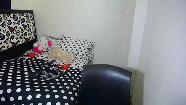 Snapshot of shopyymessyy chatting on October 7, 2025, 4:04 pm shopyymessyy online show from October 7, 2025, 4:04 pm