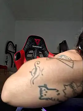 Snapshot of luuhcat09 chatting on October 13, 2025, 5:57 pm luuhcat09 online show from October 13, 2025, 5:57 pm