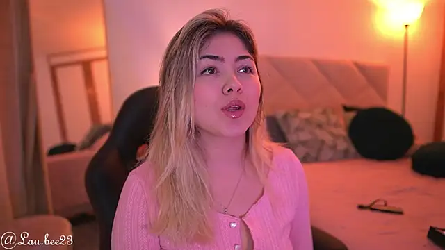 Snapshot of Lau_Bee chatting on September 18, 2025, 6:21 pm Lau Bee online show from September 18, 2025, 6:21 pm