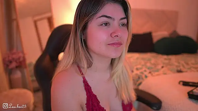 Snapshot of Lau_Bee chatting on October 25, 2025, 6:35 pm Lau Bee online show from October 25, 2025, 6:35 pm