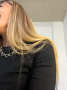 ZoeJohnsoon online show from December 20, 2025, 7:54 pm