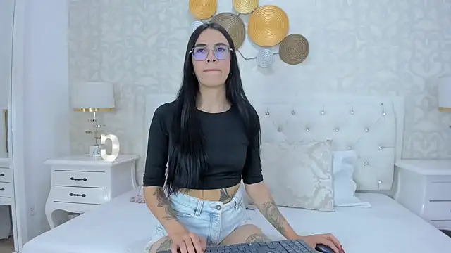 Clarisse28 online show from December 5, 2024, 6:44 pm
