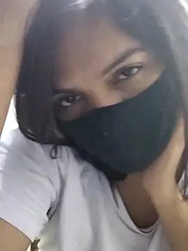 Snapshot of illay_love chatting on November 17, 2025, 4:57 pm illay love online show from November 17, 2025, 4:57 pm