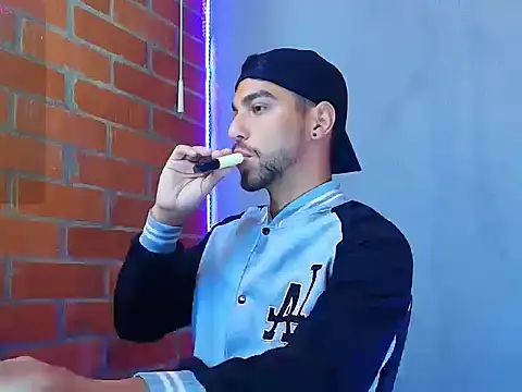 Snapshot of Leandro_valenzuela chatting on October 26, 2025, 2:56 pm Leandro valenzuela online show from October 26, 2025, 2:56 pm