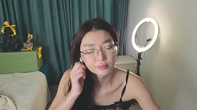 Snapshot of AudreyMell chatting on December 14, 2025, 3:06 pm AudreyMell online show from December 14, 2025, 3:06 pm