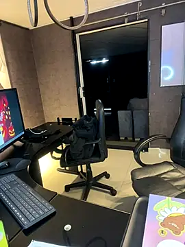 Snapshot of ElaaPerez chatting on October 28, 2025, 5:59 pm ElaaPerez online show from October 28, 2025, 5:59 pm