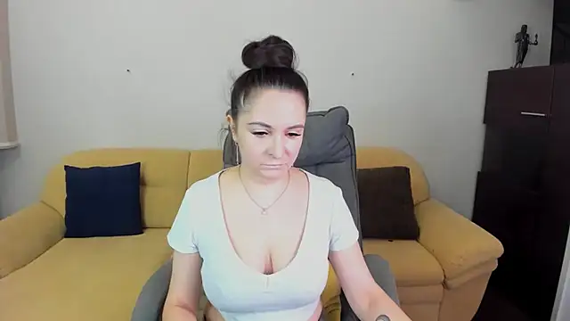 AngellLika online show from December 5, 2025, 1:42 pm