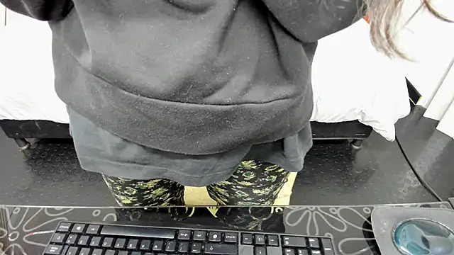 Abrillee1 online show from December 23, 2024, 7:30 pm