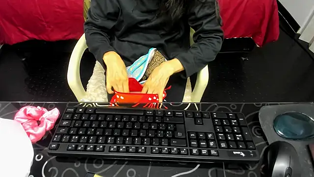 Abrillee1 online show from February 3, 2025, 7:42 pm